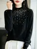 Suéter Andy de fleece macio e confortável para mulheres, camada base justa, gola alta discreta com detalhes em diamante acrílico, malha fina que afina a silhueta