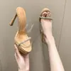 Sandálias de Salto Alto Stiletto de Bico Aberto Estilo Novo 2026 com Strass e Tiras Transparentes para Mulheres, Adequadas para Usar no Verão com Vestidos