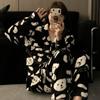 Pijamas coreanos para pareja para mujer oso negro engrosado con forro polar cálido para estar en casa de alta gama de dos piezas en stock al por mayor