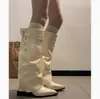 Botas de salto plataforma bico fino brancas, botas longas para mulheres, novo estilo vintage verão 2026, que aumentam a altura, adequadas para saias, botas de cano com sola macia