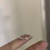 Anillo Hueco Estilo Vintage Cool con Tachuelas de Diamante Cepillado y Temperamento Único, Estilo Niche Old Money, Anillo Apilable con un Toque de Lujo para Mujer