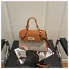 Bolso de Mujer Simple 2026 de Gran Capacidad con Hebilla de Cierre, Moderno y a la Moda, con Nuevo Diseño Texturizado, Bolso de Mano para Mujer, Bolso Cuadrado Pequeño