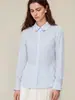 Camisa de Verano 2026 Rayas Azul Suave y Blanco con Adornos Metálicos, Cuello de Solapa, Mangas Largas, Nueva Elegante Camisa para Viajar al Trabajo