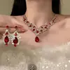 Aretes y Collar de Gota de Agua Incrustados con Diamantes Rojos de Año Nuevo, Accesorios Versátiles de Lujo Ligero de Nicho, Juego de Joyería de Alta Gama para Mujer al por Mayor