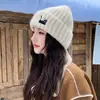 Gorro de punto para mujer, nuevo estilo de invierno, gorro de lana con patrón de letras, hace que la cara se vea más pequeña, mantiene las orejas calientes, estilo coreano, versátil y esponjoso