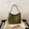 Elegante bolsa de ombro trançada para mulheres, novo modelo outono 2026, bolsa de mão texturizada de luxo discreto de nicho, bolsa transversal para o dia a dia