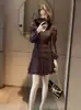 Elegante vestido francês de gola V com mangas compridas na cor marrom Maillard para mulheres, novo modelo de outono de 2026, combinado com uma minissaia de bolinhas