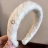 Diadema de lana gris bruma retro con etiqueta dorada, diadema de corona alta de ala ancha, nuevo estilo 2026, pinza para el pelo, invierno