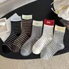 Calcetines de estilo coreano con bloques de color para mujer con etiquetas de tela y rayas, calcetines de media pantorrilla para mujer, calcetines de algodón versátiles ins de otoño, calcetines apilados retro con bloques de color