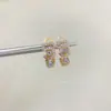 Nuevos Pendientes de Botón Dorados Pequeños en Forma de V Estilo Chanel de Alta Versión con Pendientes Clásicos Versátiles de Diamante Completo Número 5 para Mujer