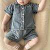 Conjunto de duas peças de verão moderno estilo ocidental para bebês meninos e meninas coreanos, camisa jeans de manga curta e shorts.
