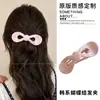 Um grampo de cabelo estiloso e versátil para mulheres, apresentando um design de bico de pato que não pressiona a parte de trás da cabeça, perfeito para criar penteados elegantes no outono e inverno.