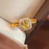 Anel de Dedo Indicador Amarelo Diamante Amarelo Enrolado em Açúcar Retro de Luxo Leve Rodeado por Zircônias, Versátil e Exquisito
