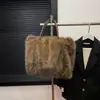Bolsa de Mano Retro de Felpa de Gama Alta para Comercio Exterior, Nueva Moda Trendy para Mujer, Bolso Versátil de Hombro/Axila, Bolso Tote de Felpa
