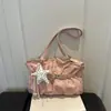 Bolsa tote estilo coreano, chique, plissada, com estampa minimalista, nova coleção outono 2026, moderna, versátil e pode ser carregada como bolsa de ombro ou bolsa de mão.