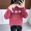 Suéter Novo de Inverno 2023 Feminino Outono e Inverno Nova gola boneca camisa de base estampa de desenho malha top interno moda outono e inverno
