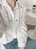 Camisa branca de manga longa bordada com coração em estilo artístico para mulheres, solta e modeladora, feita de algodão puro, adequada para usar em camadas na primavera e no outono.