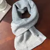 Novo Cachecol Pequeno de Lã para Mulheres, Estilo Coreano Outono/Inverno, Cachecol de Tricô Macio e Fofo de Cor Sólida, Cachecol Quente com Logo Metálico Simples