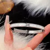 Nuevo brazalete de concha de fritilaria blanca con tres diamantes para mujer, acero de titanio no descolorante en oro rosa, de alta gama, simple, versátil, a la moda.
