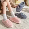 Lindas pantuflas de algodón con oso para mujer, para uso doméstico en invierno, forradas de felpa, suela gruesa, antideslizantes, pantuflas cerradas de pelo para interiores de pareja
