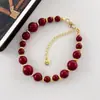 Collar Transfronterizo de Perlas Rojas para Mujer, Cadena Clavicular Retro de Alta Gama, Joyería de Vidrio Perlado de Lujo Ligero de Nicho al por Mayor