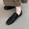 Mocasines Retro Brogue de Punta Cuadrada para Mujer, Otoño 2026 Nuevos Zapatos Versátiles de Cuero Negro con Hebilla y Borlas