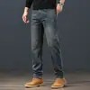 Nuevos Jeans de Moda Trendy para Hombre Otoño/Invierno 2026 Cintura Media-Alta Corte Recto Ajustado Versátiles
