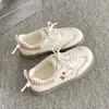Zapatillas de suela gruesa estilo coreano para mujer, nuevos zapatos blancos versátiles y chic para primavera/verano 2026 para combinar con faldas, zapatos casuales de moda