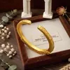 Oro Arena Vietnamita Nuevo Estilo Chino Estilo Nacional Oro Arena Patrón de Pergamino en Relieve Pulsera Grande Abierta Retro Regalo para Mamá Mayoreo
