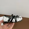 Sapatos Baixos de Couro Retro Estilo Francês Mary Jane com Bolinhas, Modelo Outono Inicial 2026 para Meninas, Sapatilhas com Tira Cruzada e Fivela Atacado