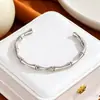 Suministro Especial Transfronterizo Acero de Titanio Abrible Pulsera de Mano Hidráulica de Alta Gama para Hombres y Mujeres 18K Sin Decoloración Joyería de Moda al por Mayor