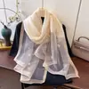 Primavera de 2026 Novo Estilo Lenço/Xale Quente Versátil com Flor Grande de Strass e Pérolas para Mulheres - Lenço de Seda Artificial