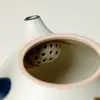 Tetera de Porcelana Azul y Blanca de las Dinastías Tang y Song con Diseño de Orquídea Mariposa Pintada en Rojo Dorado, Tetera con Asa Lateral, Juego de Té Kung Fu, Uso Doméstico, Tetera con Filtro de Agujero de Bola