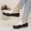 Sapatos rasos casuais femininos retrô de sola macia com blocos de cor e costura, mocassins de calçar fácil em branco e vermelho, tecido de bico redondo baixo