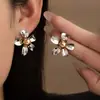 Brincos de Flor Agulha de Prata com Pérolas Artificiais Estilo Metal Europeu e Americano Brincos da Moda Luxo Acessível Brincos de Estilo Cool para Mulheres