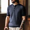 Nova Camisa de Malha Masculina com Gola Henley de Manga Curta em Seda de Gelo Lyocell Estilo Old Money, Top Versátil da Moda Outono para Homens