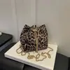 Bolsa Transversal Pequena Versátil Ins Feminina 2026 Nova Moda Design de Nicho Elegante Bolsa de Corrente Única Alça de Ombro Bolsa Balde