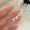 Aretes de Cereza Simples de Plata Esterlina S925 de Lujo Ligero para Mujer Estilo Coreano Combinan con Todo Pequeños Aretes de Camelia de Alta Gama Aretes