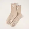 Calcetines antideslizantes de media pantorrilla para mujer, calcetines deportivos con lazo de encaje floral, calcetines silenciosos amortiguadores para entrenamiento de fitness, Pilates