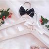 Percha de Boda al por Mayor Hecha a Medida Recuerdo Novios Soporte para Vestido de Boda Ropa Nombre Talla en Madera Maciza Estilizado