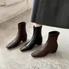 Botas de couro de cordeiro texturizado para segurar na mão, elásticas, para mulheres, botas que afinam, novidades de outono e inverno, bico quadrado, salto médio grosso, zíper lateral, botins para mulheres