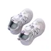 Zapatos deportivos para niños 2025 otoño versátiles moda transpirables zapatillas para correr estudiante suela blanda hebilla giratoria antideslizantes zapatos casuales