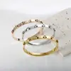 Europa e Estados Unidos pulseira mais vendida moda feminina requintada banho de alta qualidade 18k estrela de cinco pontas fecho de abertura em diamante pulseira de aço titânio