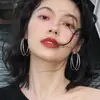 Brincos de Argola Lisos de Camada Dupla para Mulheres, Luxo Leve, Nicho, Estilo de Ponta, Fazem o Rosto Parecer Menor, Brincos Exagerados, Presente para Namorada ou Melhor Amiga, Dropshipping do Tiktok