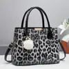 2025 Nueva Tendencia de Moda Transfronteriza Bolso de Mujer con Diseño Único y Elegante, Bolso de Mano de Cuero Brillante Estampado de Leopardo, Bolso de Hombro y Cruzado