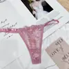 Pantalones T multicolor estilo europeo y americano sexy de encaje hueco tanga para mujer hebilla ajustable en la cintura tiro bajo suave y cómodo