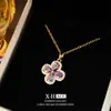 Collar de trébol de cuatro hojas de circón morado con incrustaciones de diamante estilo francés, cadena para la clavícula retro versátil para el trabajo, collar único con sensación de alta calidad para mujer