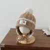 Gorro de lana con pompón estilo coreano para niños, moderno y versátil, con diseño de oso de retazos, gorro de punto para abrigarse al aire libre y proteger los oídos, gorro sin cierre para niños
