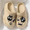 Zuecos de Mujer Estilo Nuevo para Verano 2026, Sandalias de Playa Antideslizantes, Pantuflas de Eva de Suela Gruesa que Aumentan la Altura, de Punta Cerrada