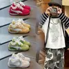 Zapatos para niñas 2026 modelo nuevo primavera y otoño, zapatillas de entrenamiento de malla transpirable para niños, zapatillas ligeras de suela blanda para niñas y niños
